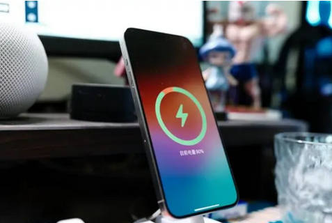 潜江经济开发区苹果15换屏服务分享用什么充电器给iPhone15充电更好 